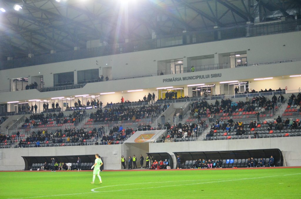 Aproximativ 400 de spectatori au asistat la meciul tur
